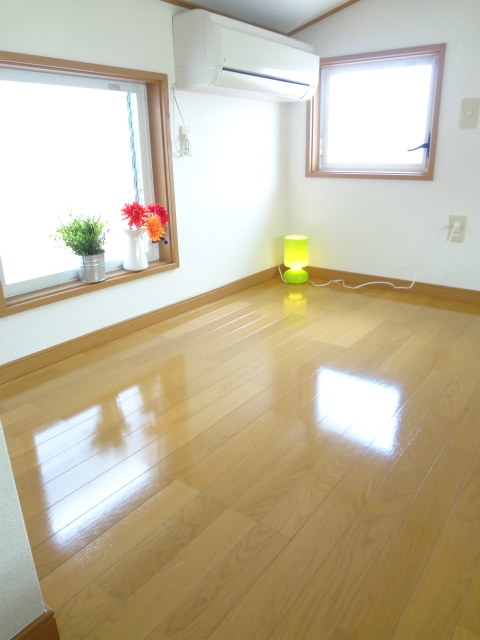 Other room space. Bright loft space with two faces lighting