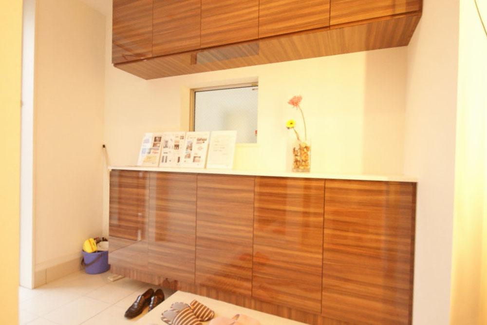 Entrance. Storage of shoes Please leave. Is a cupboard located at the entrance next to.