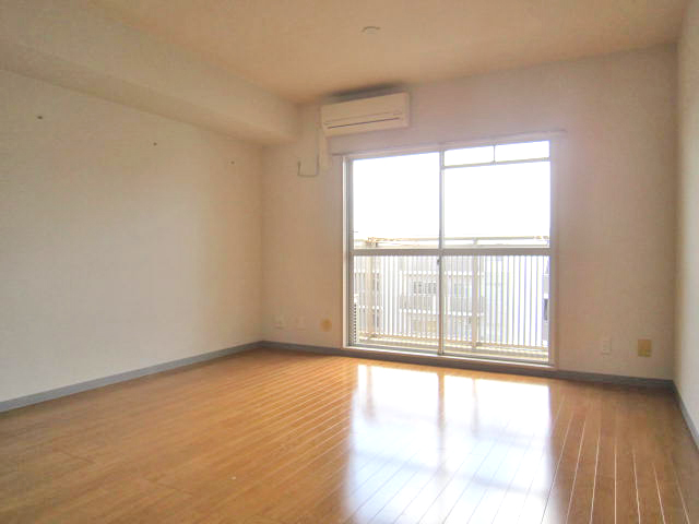 Living and room. 10 tatami mat of bright living room facing south-facing balcony