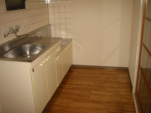 Kitchen. Ideal for two-burner gas stove can be installed dishes! 