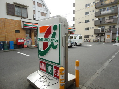 Convenience store. Seven-Eleven (convenience store) to 400m