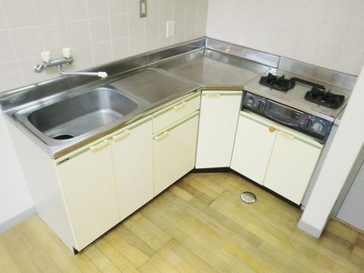 Kitchen. Cooking is easy 2-neck L-shaped kitchen with a gas stove