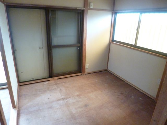 Living and room. It contains the new tatami in Japanese-style rooms.