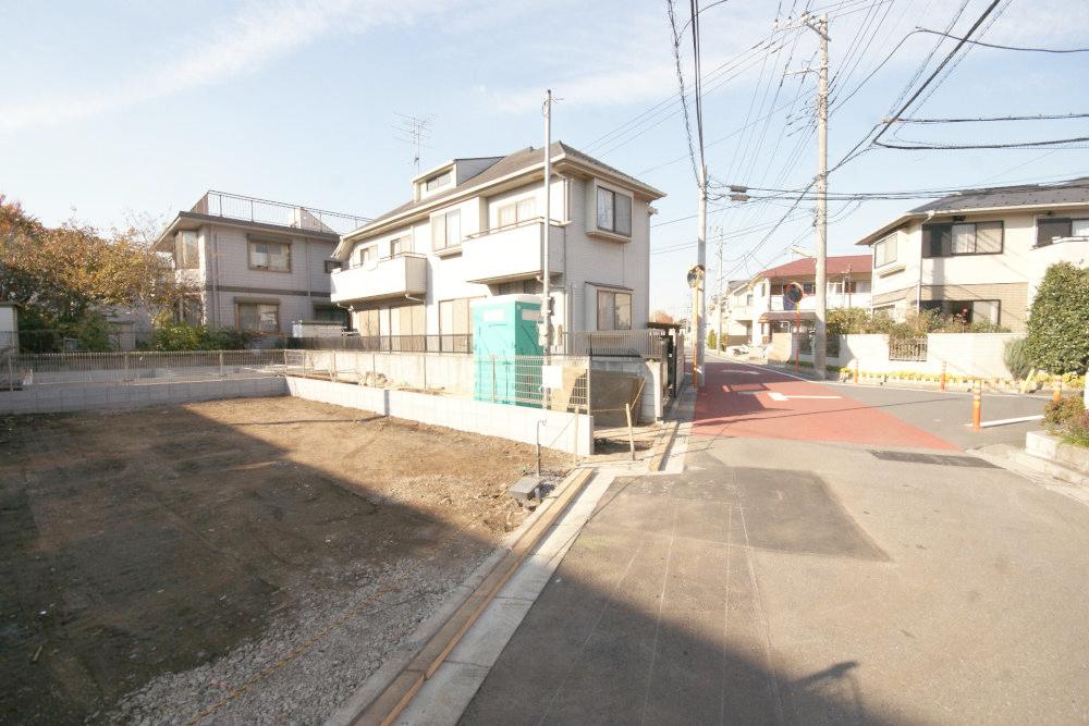 Local photos, including front road. Traffic volume is also less pedestrian traffic is also less calm road.