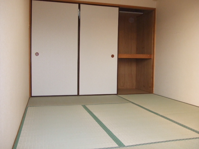 Living and room. Japanese-style room 6 quires! During storage lot 1! 