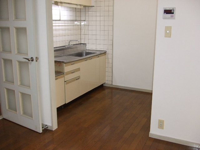 Kitchen. Spacious kitchen ☆ Gas stove installation Allowed! 