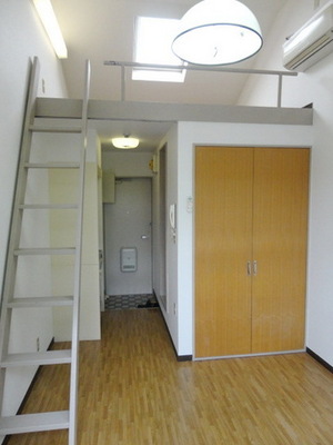 Living and room. 50,000 yen bills Western-style loft