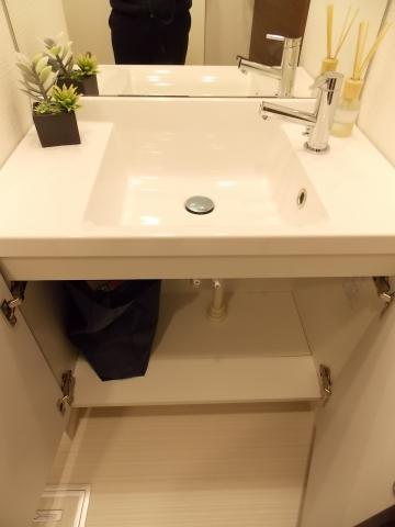 Wash basin, toilet