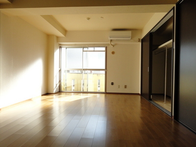 Living and room.  ☆ Flooring new ・ We fashionable renovation!