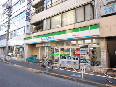 Convenience store. Family Mart (convenience store) up to 100m