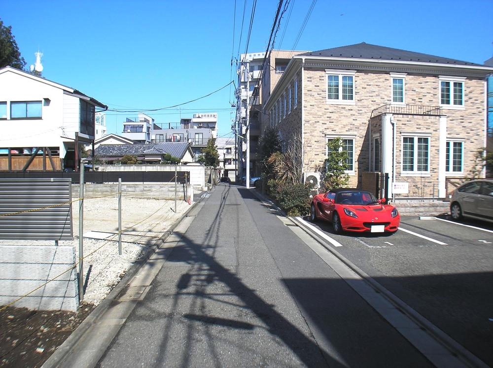 Local photos, including front road. Atmosphere of the front road. 