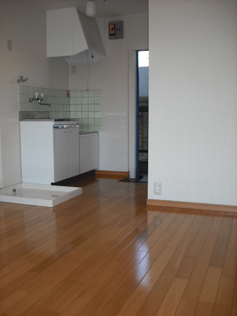 Kitchen. Two-burner gas stove installation Allowed, Indoor laundry Area ☆