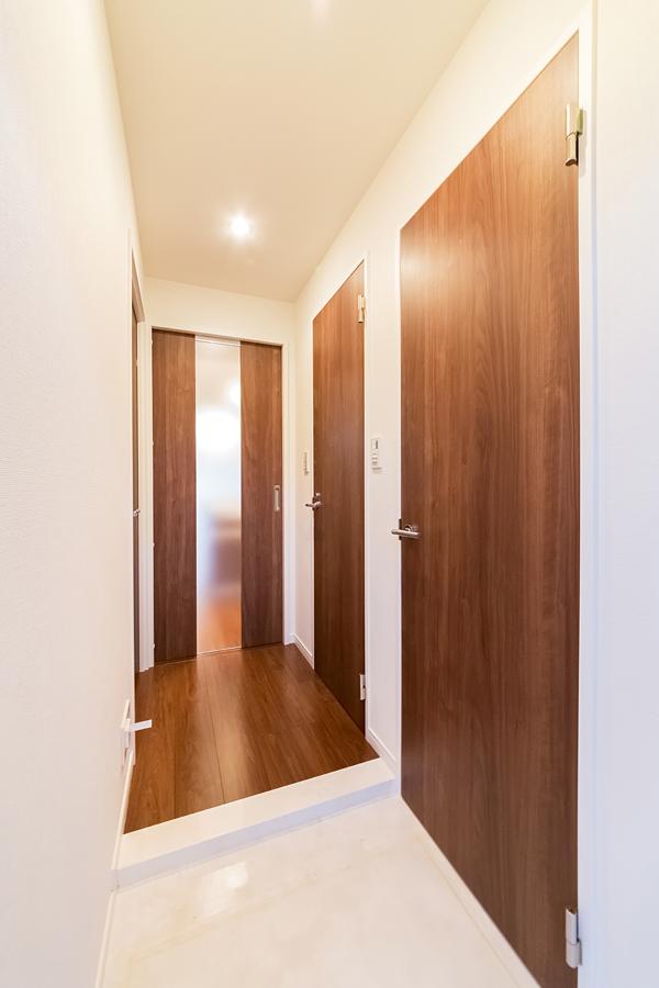 Entrance. Beautiful entrance that take advantage of the white and wood grain