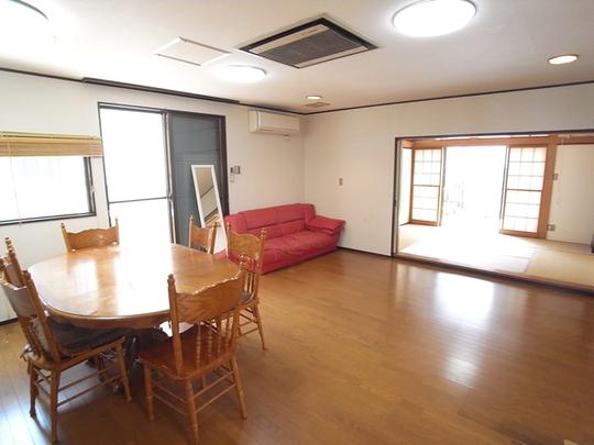 Living. It is very bright LDK and the Japanese-style room.