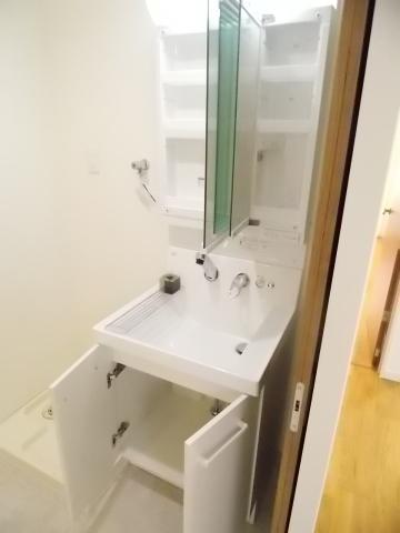 Wash basin, toilet