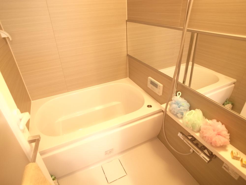 Bathroom. TOTO made (Otobasu, Bathroom ventilation drying heater, Karari floor, Wide mirror, Air-in shower)
