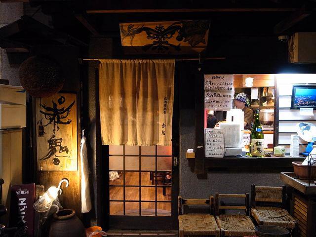Streets around. Tavern "Red Demon" very famous shop more than 800m sake 100 species have been placed to. In conscientious pricing in spite of rare wine, Fish liquor is also the best. 