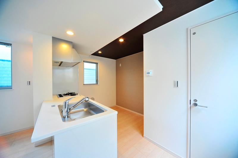 Other Equipment. Unlike the equipment specifications 1, It has been unified with white, And spacious.
