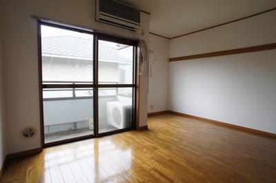 Living and room. Two windows ☆ South-facing room