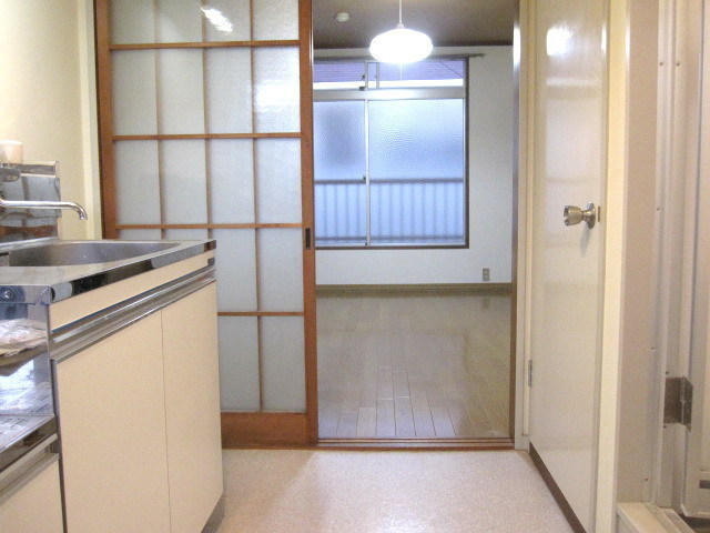 Living and room. ◇ toward the room from the front door ◇ separate room same floor plan reference photograph ☆