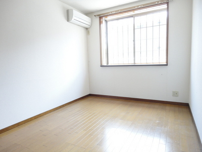 Living and room. Facing south ・ Popular Flooring ~