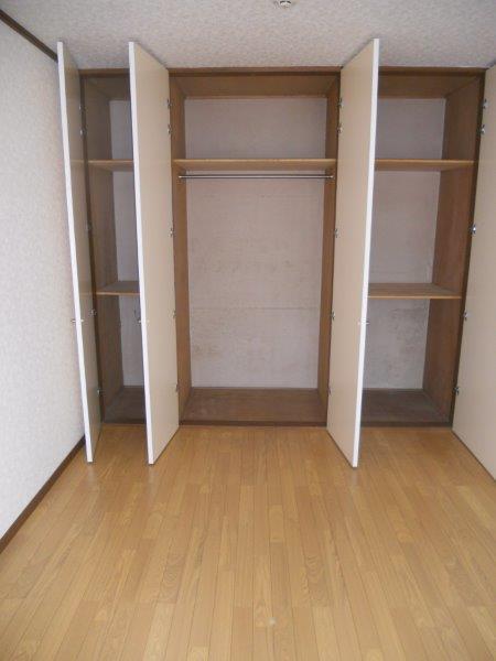 Receipt. Closet 3 places ◆ Wall-to-wall storage ◆ Storage enhancement