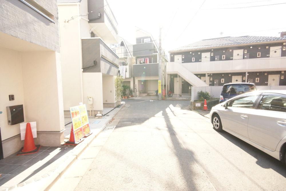 Local photos, including front road. Front road is spacious 5m. And out of the car is also a breeze.