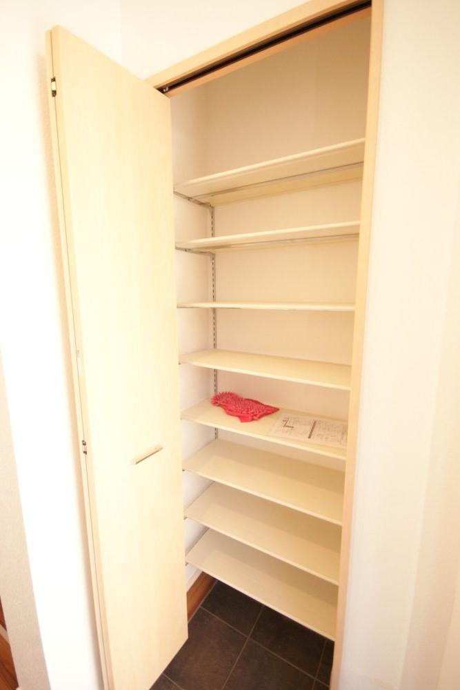 Entrance. It will be at the door of the storage. Storage of shoes Please leave.