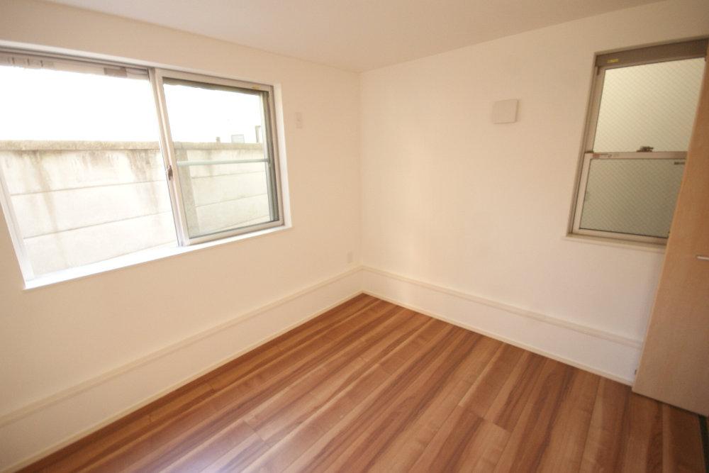 Non-living room. Is room.