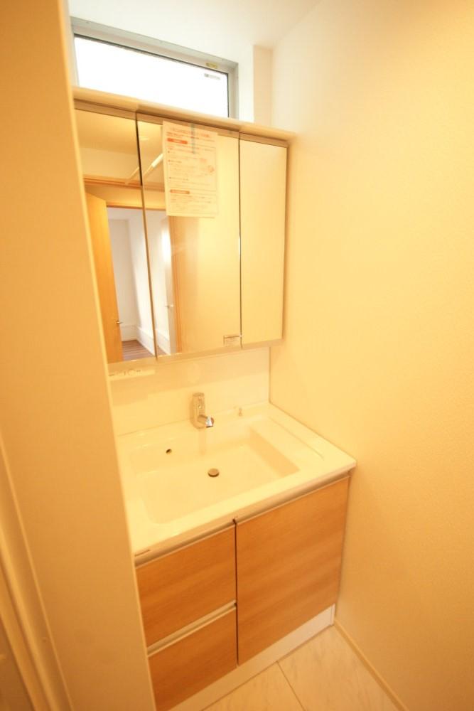 Wash basin, toilet. Shampoo is Dresser washbasin.