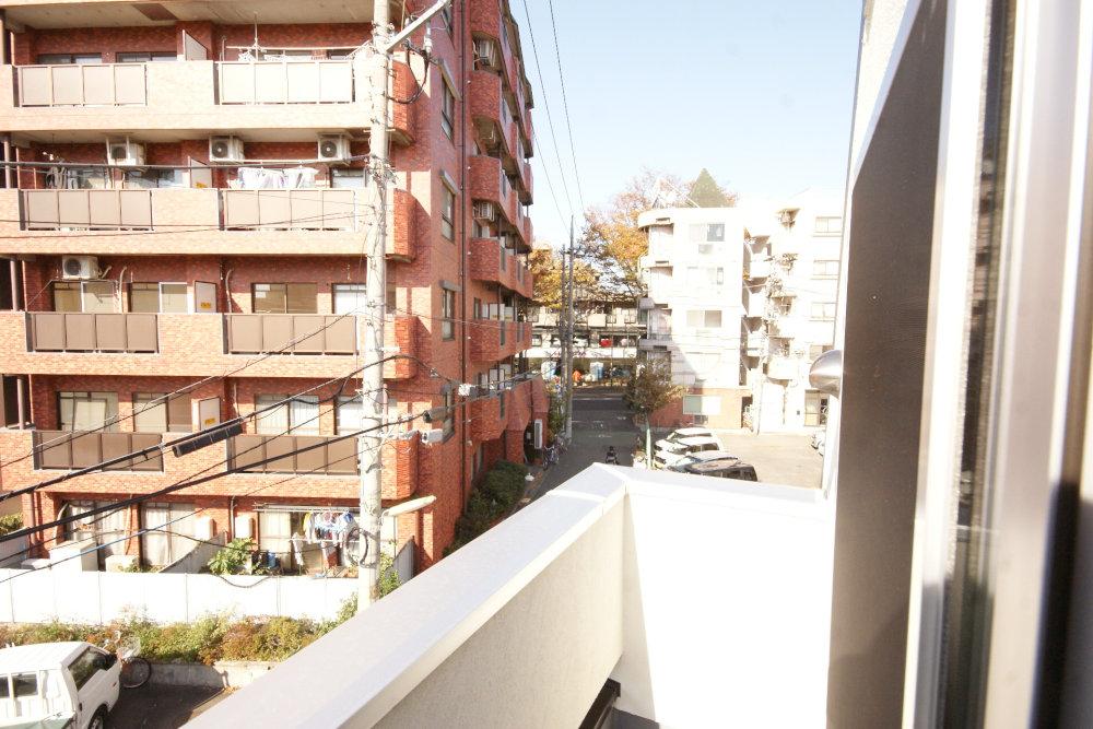 Balcony. Balcony is situated dihedral.