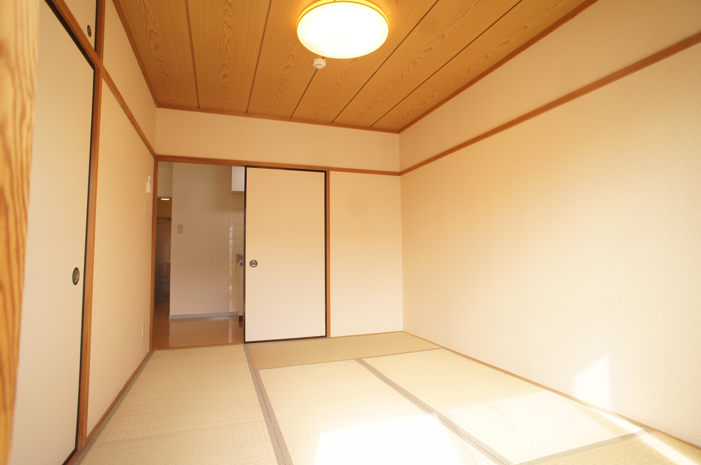 Living and room. There is also Japanese-style room ☆