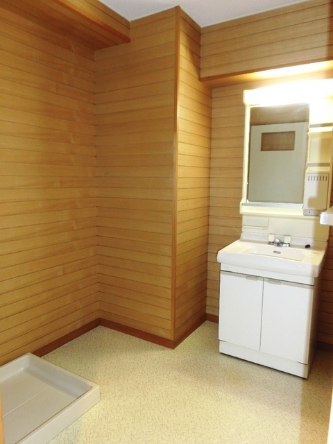 Washroom. It is a dressing room space