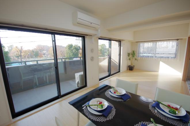 Living. Corresponding to the flat-35S 						 / 							Immediate Available 						 / 							Super close 						 / 							Bathroom Dryer 						 / 							Corner dwelling unit 						 / 							Yang per good 						 / 							All room storage 						 / 							Flat to the station 						 / 							LDK15 tatami mats or more 						 / 							Face-to-face kitchen 						 / 							Security enhancement 						 / 							Self-propelled parking 						 / 							Wide balcony 						 / 							Double-glazing 						 / 							Bicycle-parking space 						 / 							Elevator 						 / 							High speed Internet correspondence 						 / 							TV monitor interphone 						 / 							Ventilation good 						 / 							Dish washing dryer 						 / 							Pets Negotiable 						 / 							BS ・ CS ・ CATV 						 / 							Maintained sidewalk 						 / 							Delivery Box 						 / 							Bike shelter
