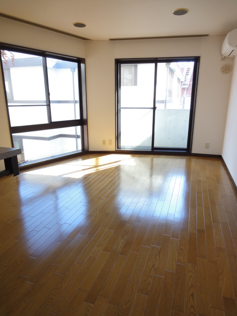 Living and room. Spacious LDK!