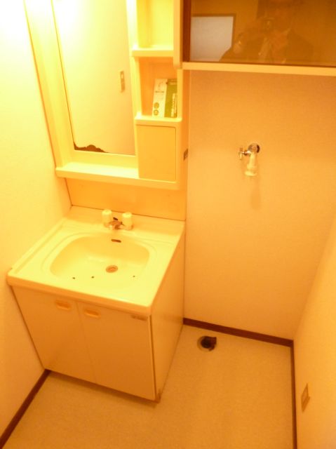 Washroom. Independent wash basin ・ Washing machine in the room