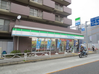 Convenience store. 450m to Family Mart (convenience store)