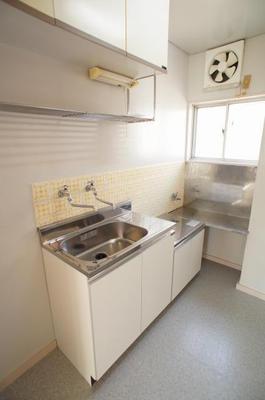 Kitchen.  ☆ Two-burner gas stove can be installed