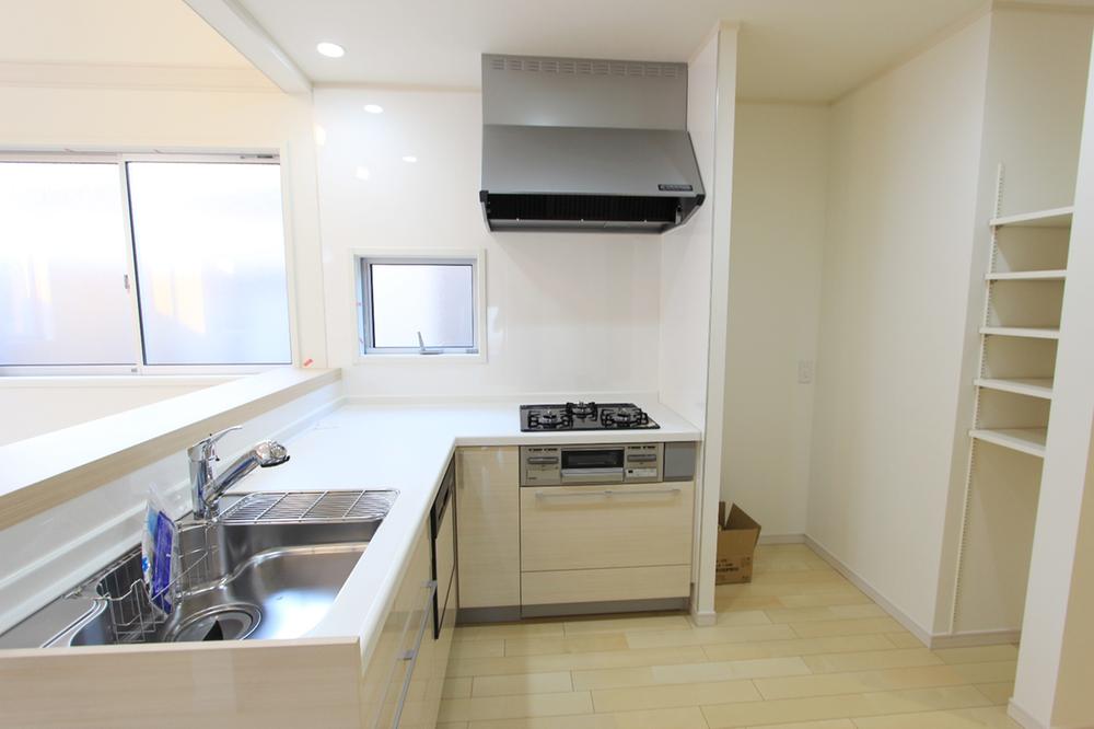 Kitchen. L-shaped easy-to-use open kitchen. The point is a little storage shelf behind!