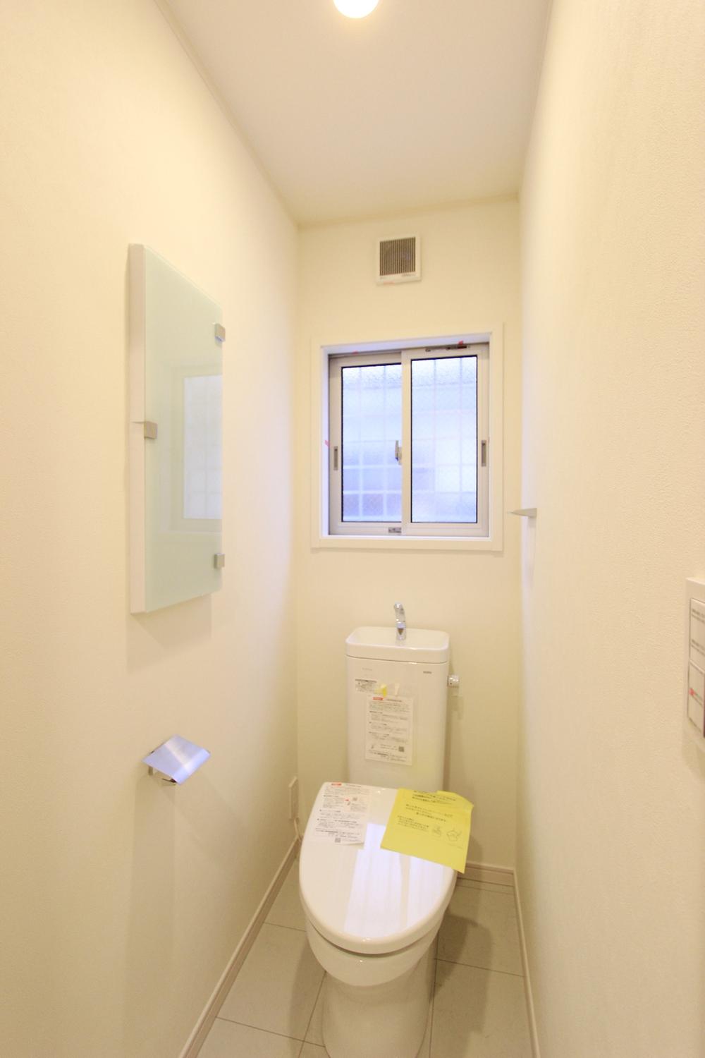 Toilet. You can ventilation because there is a small window in the toilet!