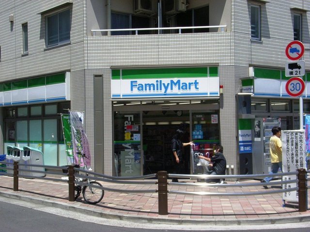 Convenience store. Family Mart (convenience store) up to 100m