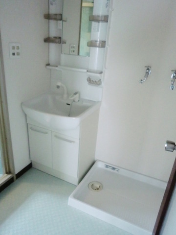 Washroom. Independent wash basin & dressing room