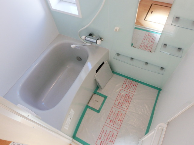 Bath. With window ・ Reheating function ・ Is a bathroom in the bathroom dryer with