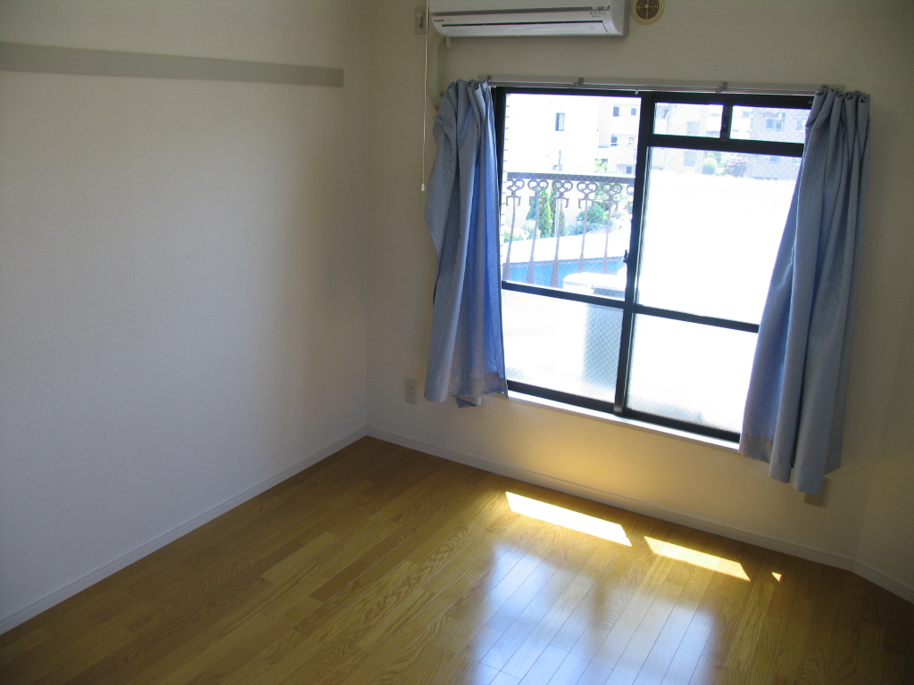 Other room space.  ■ Bright Western-style