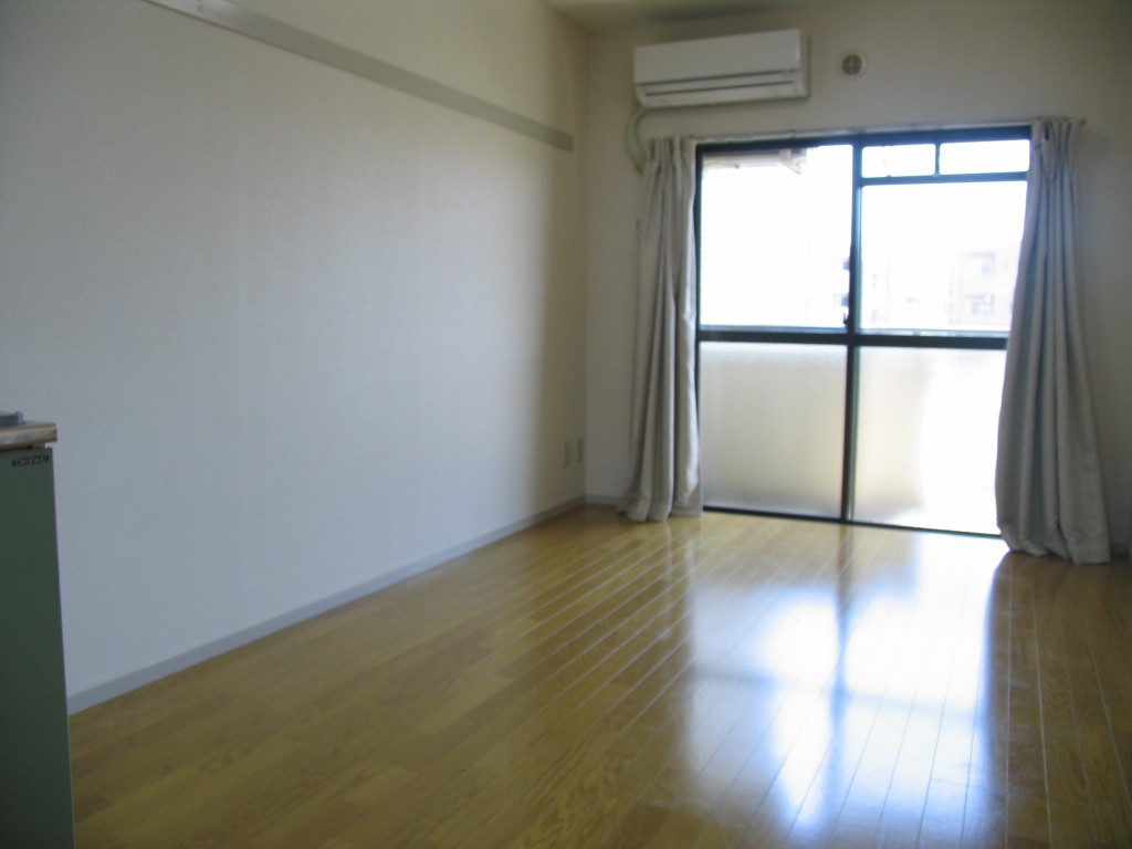 Other room space.  ■ Spacious Western-style