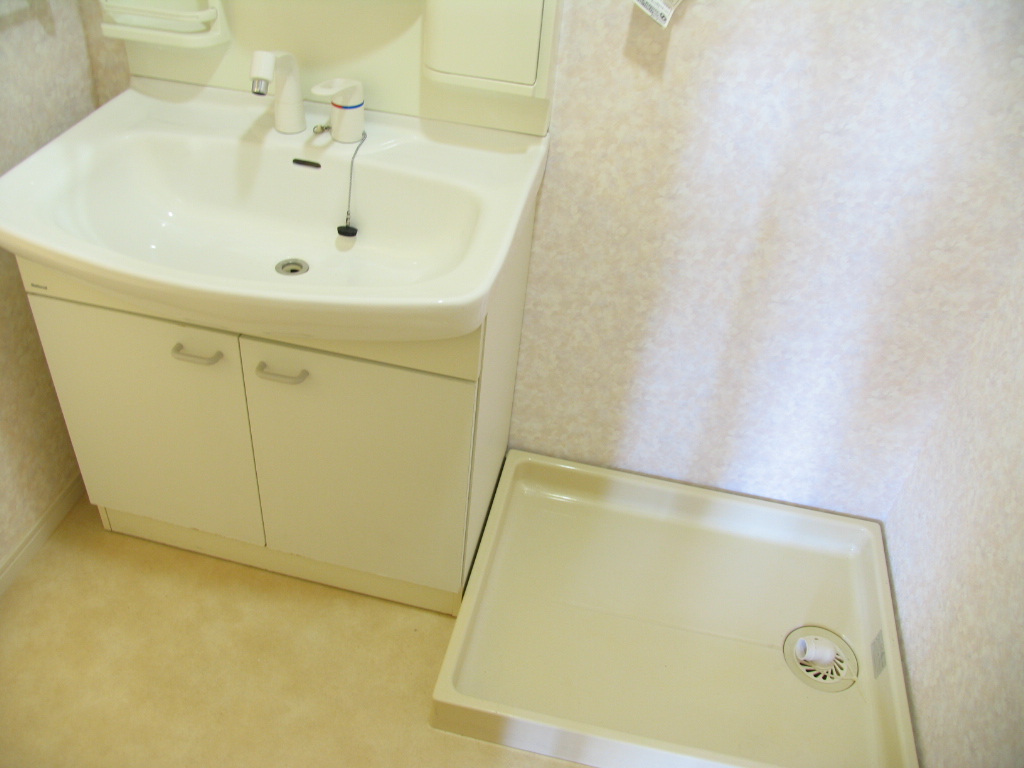 Washroom.  ■ Convenient independent wash basin