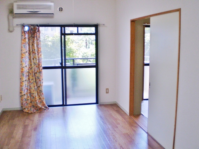 Living and room.  ■ South-facing bright living