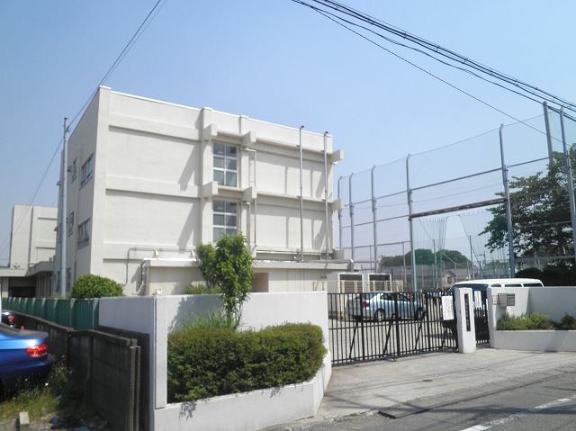 Junior high school. 172m to Setagaya Ward Hachiman junior high school (junior high school)