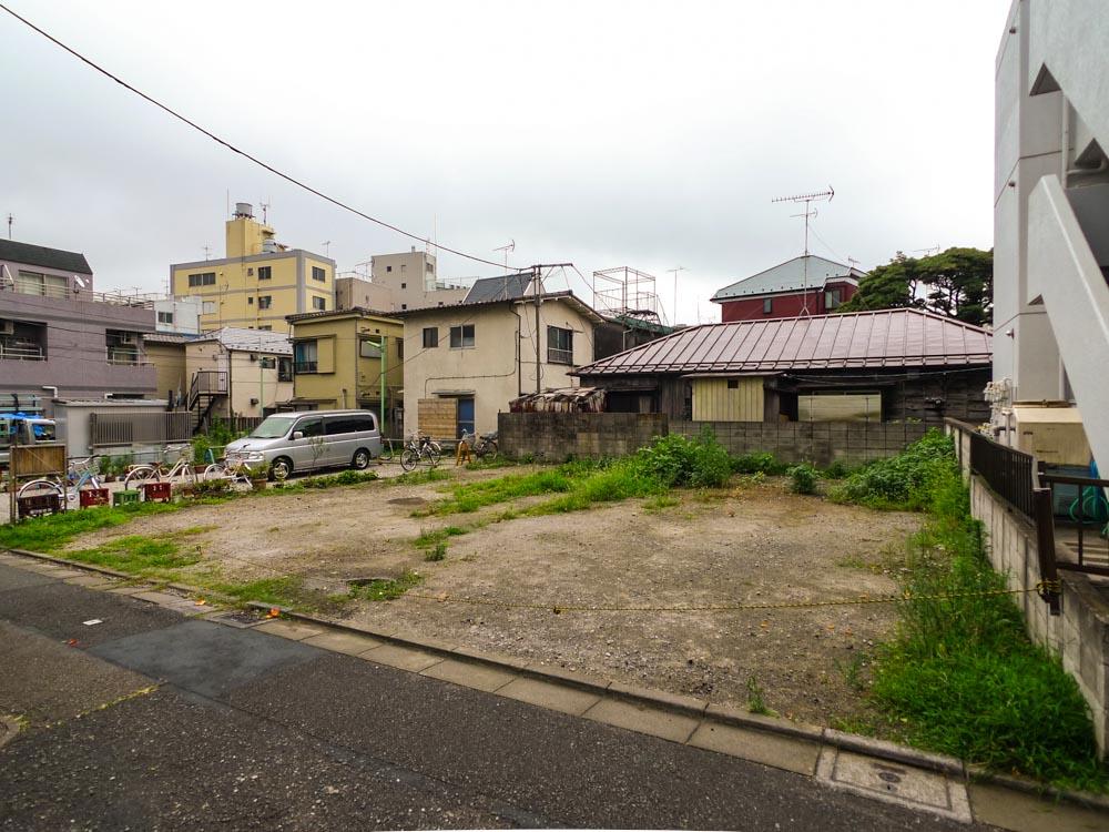 Local appearance photo. It has the spacing of the surrounding buildings.