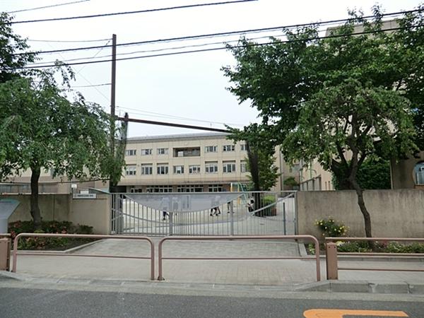 Primary school. Kinutaminami until elementary school 868m